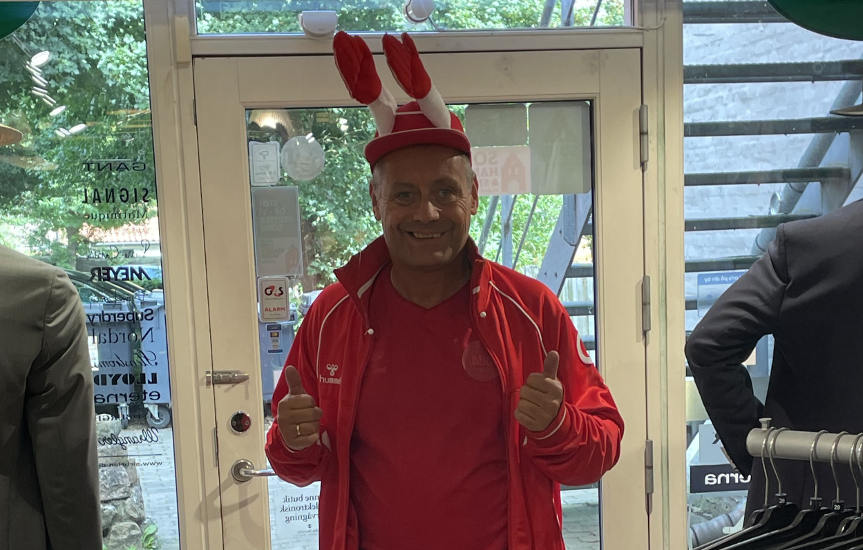 Sir Brian arrangerer konkurrencer med fede præmier under EM i fodbold