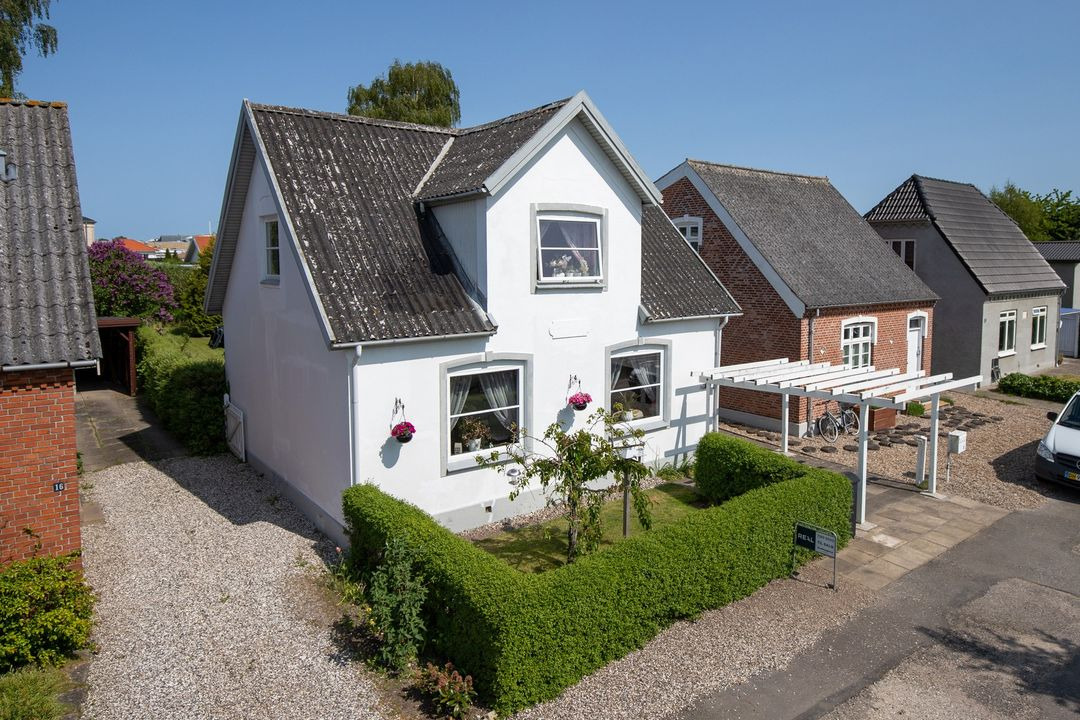 RealMæglerne Middelfart: Centralt beliggende villa til kun 1.165.000 kr. i Middelfart