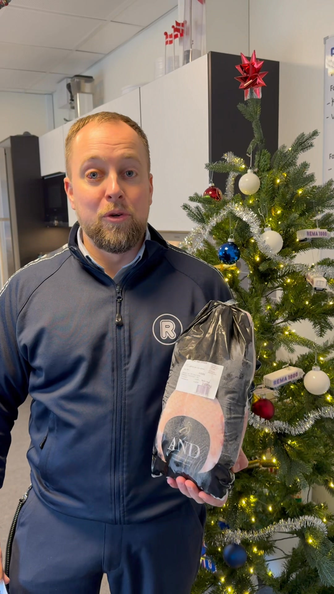 Rema 1000 Karrebækvej lokker med juleand til 50 kr. stk. 