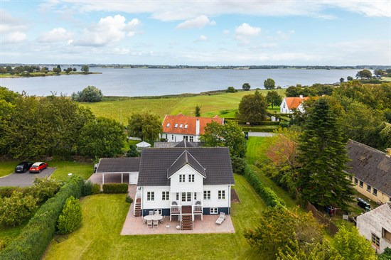 Top 6 over dyreste boliger til salg i Munkebo. Priser op til 5.995.000 kr