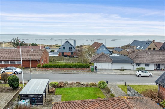 Med usædvanlig god beliggenhed i Sædding, delvis havudsigt og gåafstand til stranden.