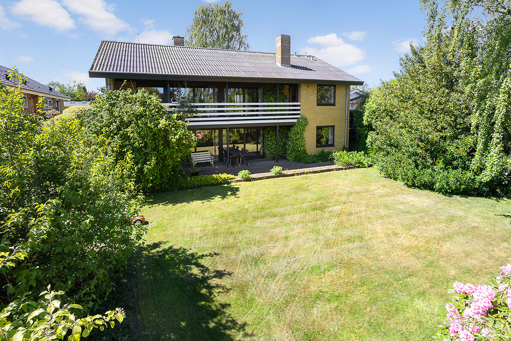 Spændende villa med søudsigt på Engtoften i Skive