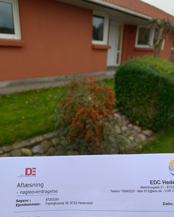 Nøgleoverdragelse: EDC Mæglerne Hedensted hjælper nye ejere på Fejringhusvej 36