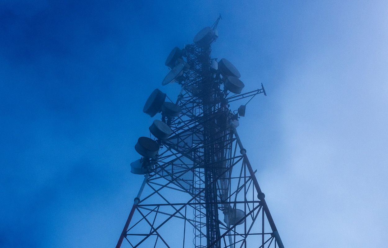 Høj antennemast blev nedstemt