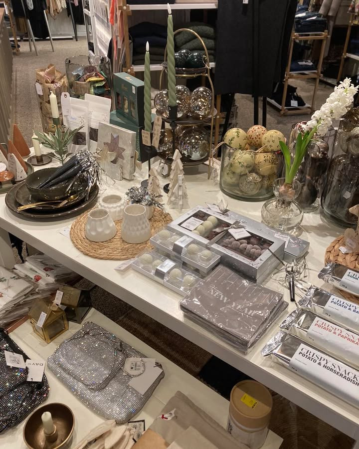 Wiiben hjælper med det sidste til borddækningen inden nytårsaften