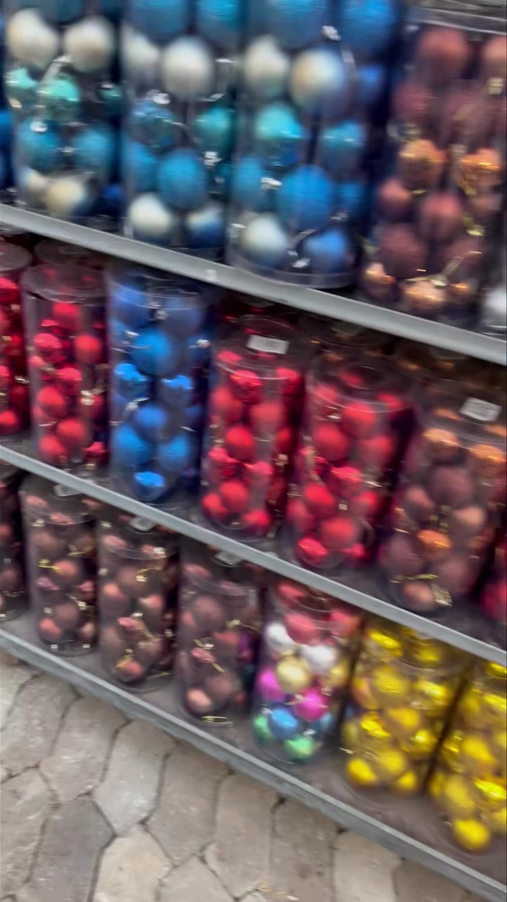 Julekugler i mange farver og størrelser hos Midtjysk Blomstermarked 