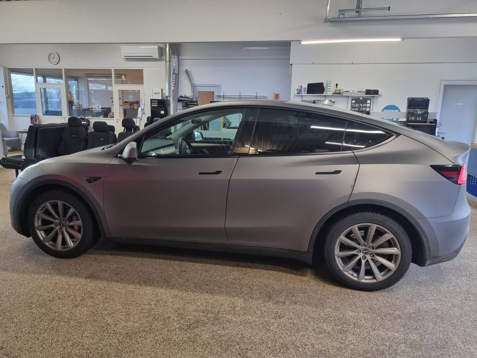 AutoFit A/S ombygger Tesla Y for Anne Mette med specialtilpasninger