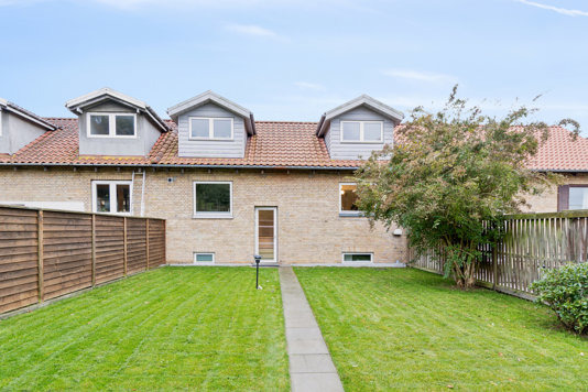 Rækkehus på 105 m² med 5 værelser, kælder ca. 70 m² og privat 350 m² grund