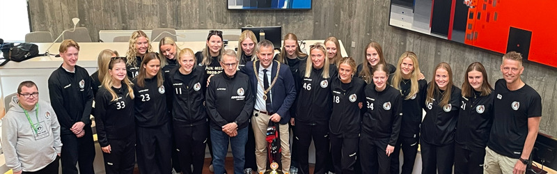 Frederikshavn Blackhawks’ damehold hyldet på rådhuset efter endnu et DM-guld i floorball
