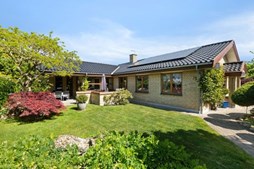 Flot etplansvilla med oaseagtig have og attraktiv beliggenhed i Svendebjergkvarteret