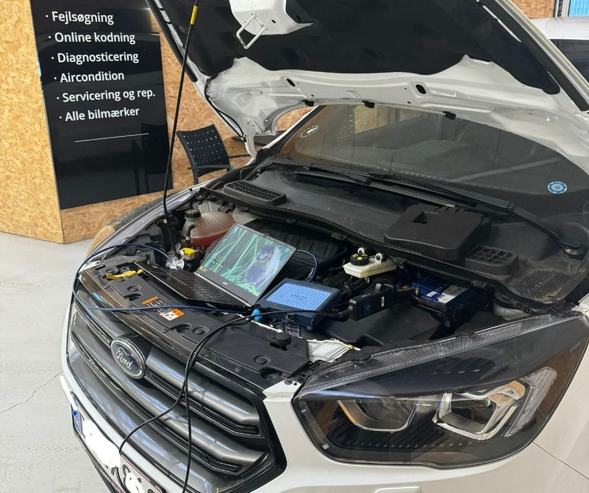 Autotekniker v/Kim Skytthe løser batteriproblem i Ford Kuga med fejlsøgning af dørhåndtag