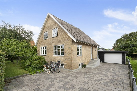 Til salg hos Nybolig Brønderslev & Vrå: Indbydende villa med skøn have til familien