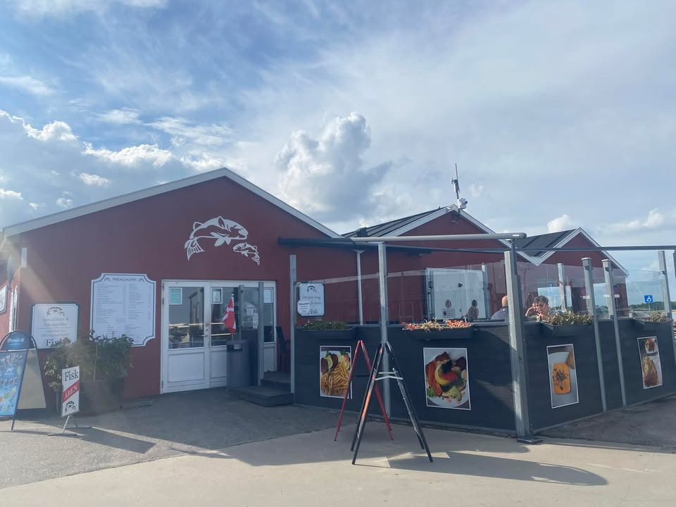 Løberne fra Als Sport og Event kommer forbi Havnens Fisk Øster Hurup med gode tilbud og liv på havnen