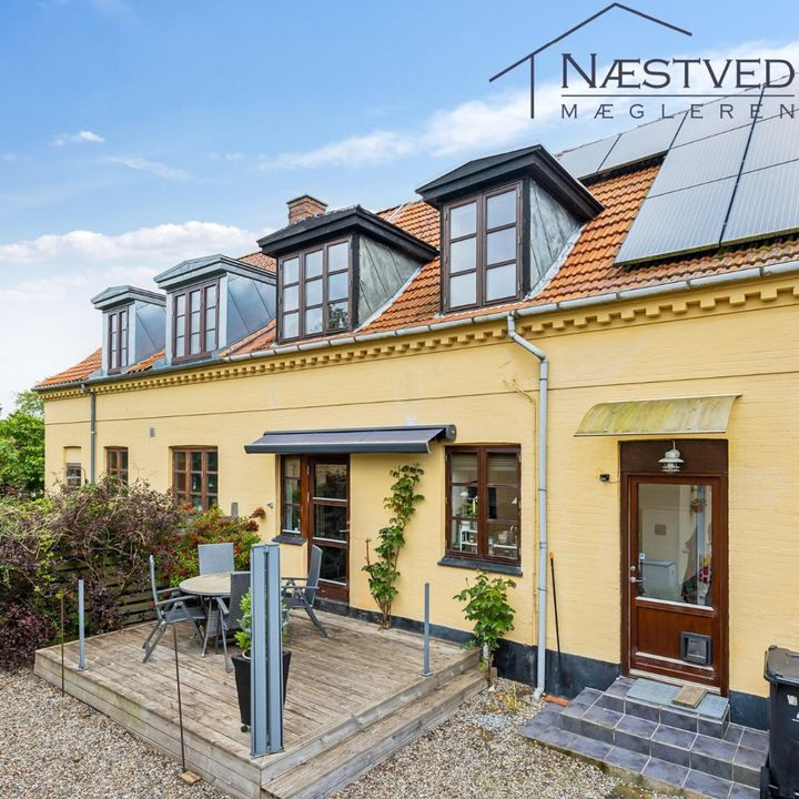 Næstved Mægleren ApS fremhæver stemningsfyldt dobbelthus til salg i Holme-Olstrup