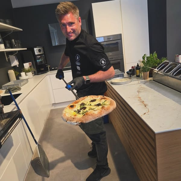 HTH Køge ApS inviterer til pizzadag med konkurrence i butikken