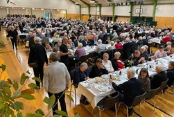 Et brag af en fest: 600 frivillige festede og sang i Balling
