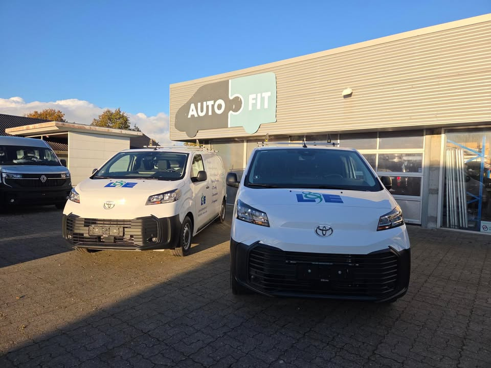 AutoFit A/S leverer to Toyota Proace til Lund & Eriksen med fleksibelt reolsystem og smart opbevaring