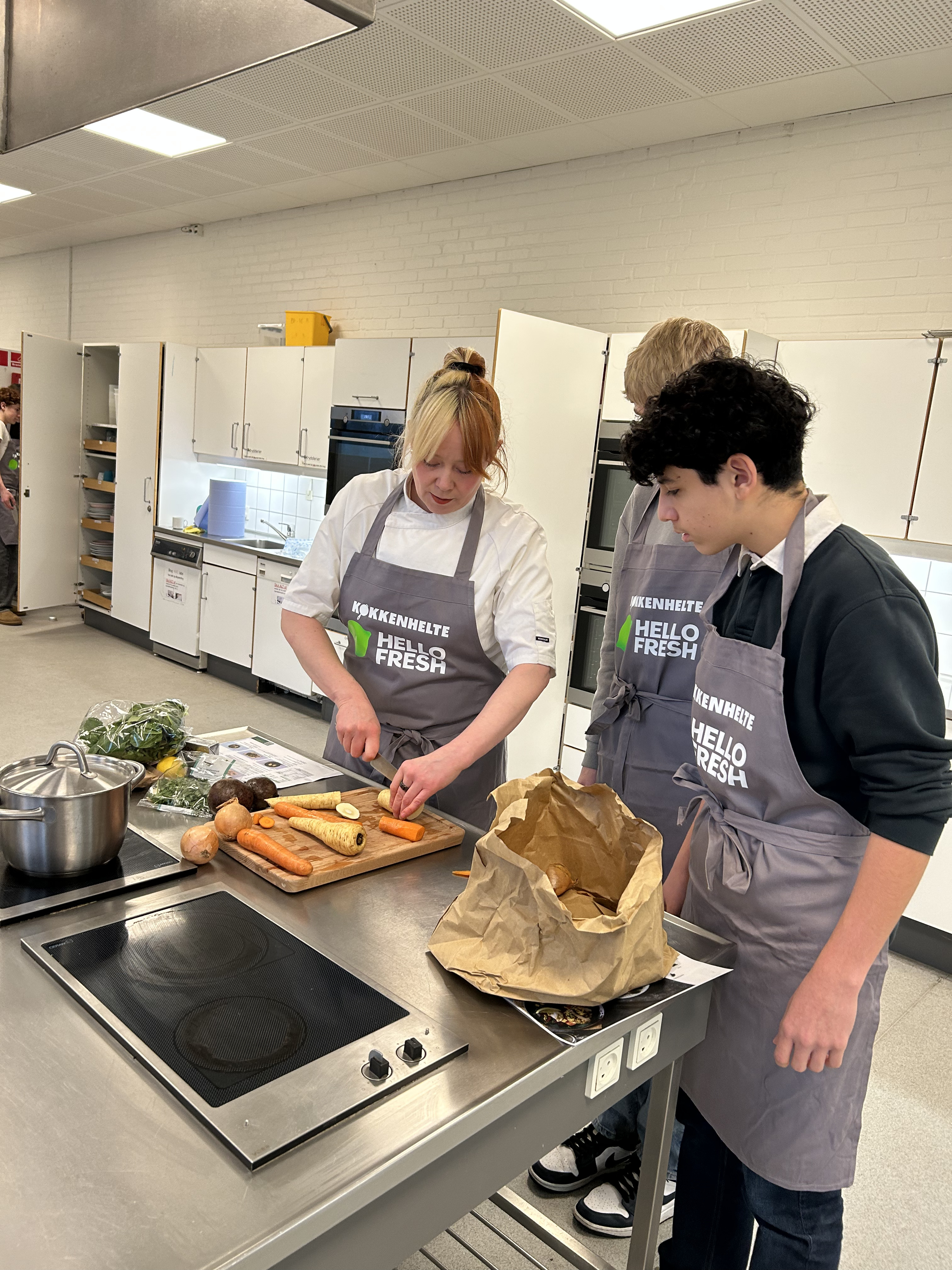Færre og færre børn er med i køkkenet – nyt initiativ på Vallerødskolen skal fremme madglæde og læring
