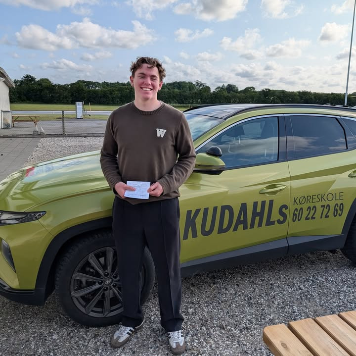Kudahls Køreskole ønsker Rasmus tillykke med kørekortet