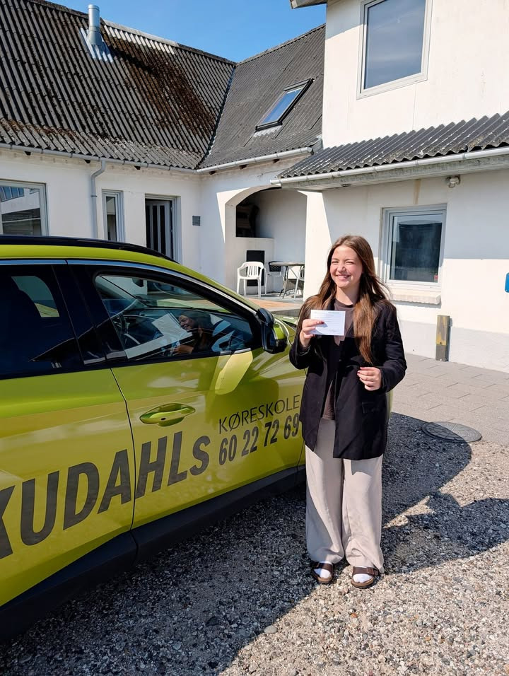 Kudahls Køreskole ønsker Vlada tillykke med kørekortet