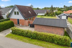 Velindrettet familievilla tæt på stranden i Hou fra Mæglerhuset
