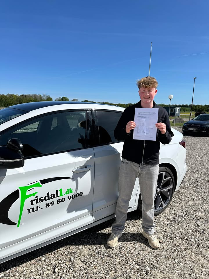 Frisdal Køreskole I/S fejrer Noah Drejers beståede køreprøve