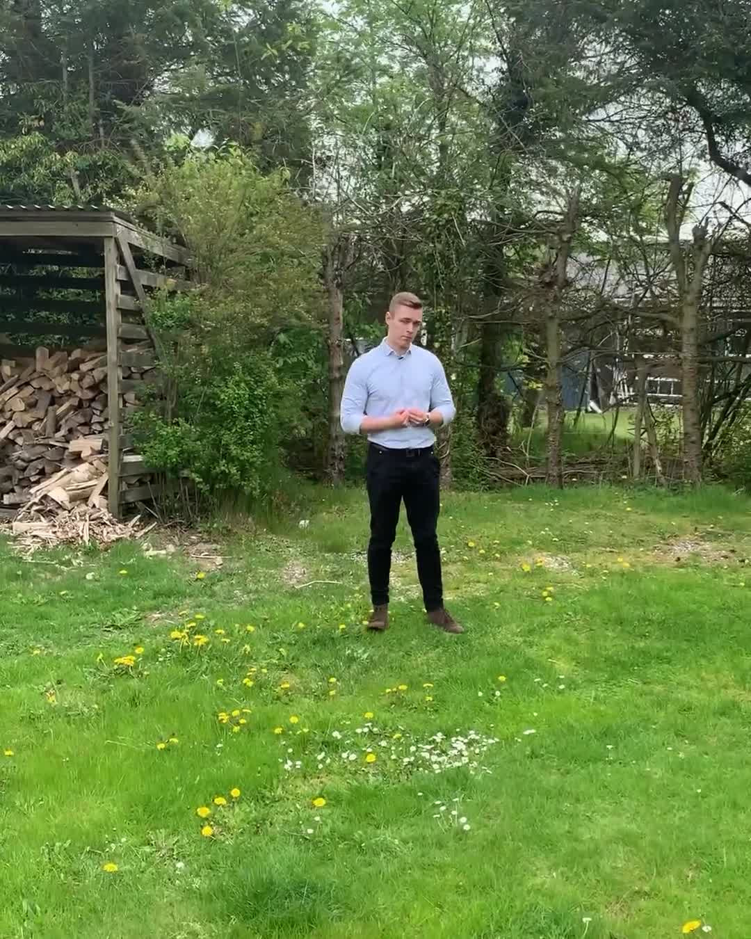 En finger på pulsen i Hals