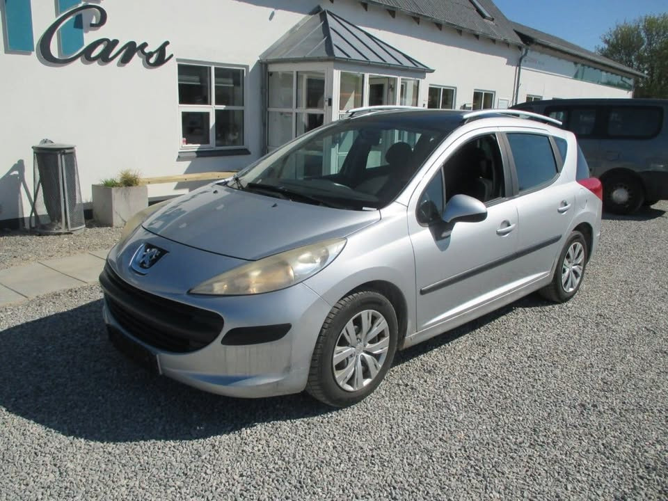 TT CARS ApS viser en Peugeot 207 frem
