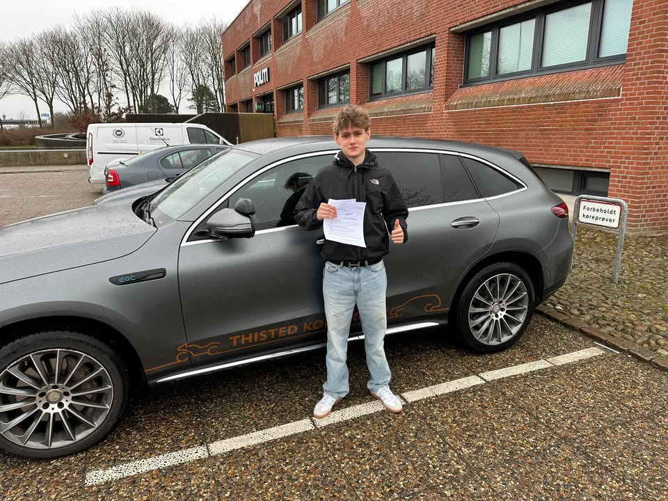 Thisted Køreskole ønsker tillykke til Bertram med kørekortet