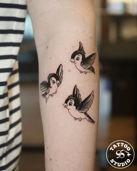 Tattoo Studio 96 Aalborg viser personlig tatovering med tre små fugle