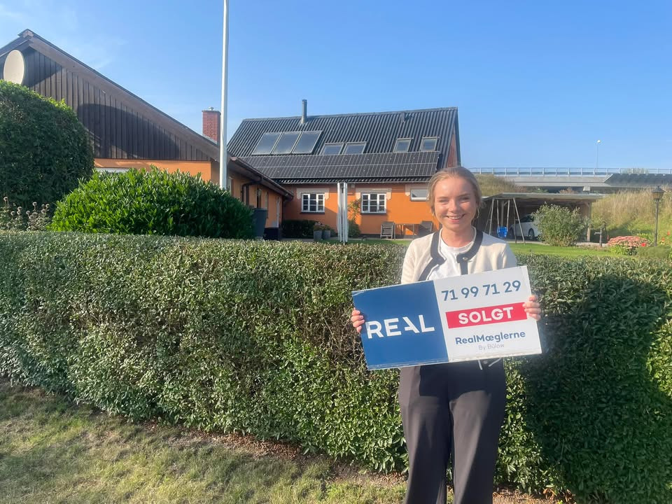 RealMæglerne Næstved by Bülow ApS fejrer hurtigt salg af bolig på Banevej 3 i Lov