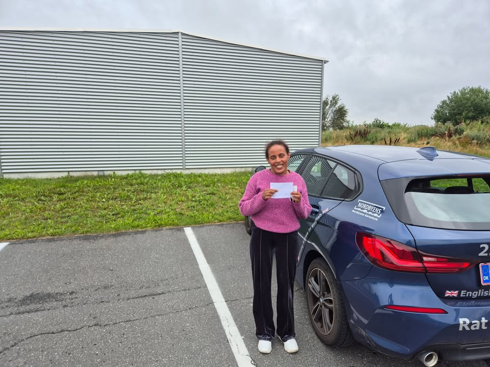 Nordbyens Køreskole fejrer Nitshiti Ezaz for at bestå kørekortprøven