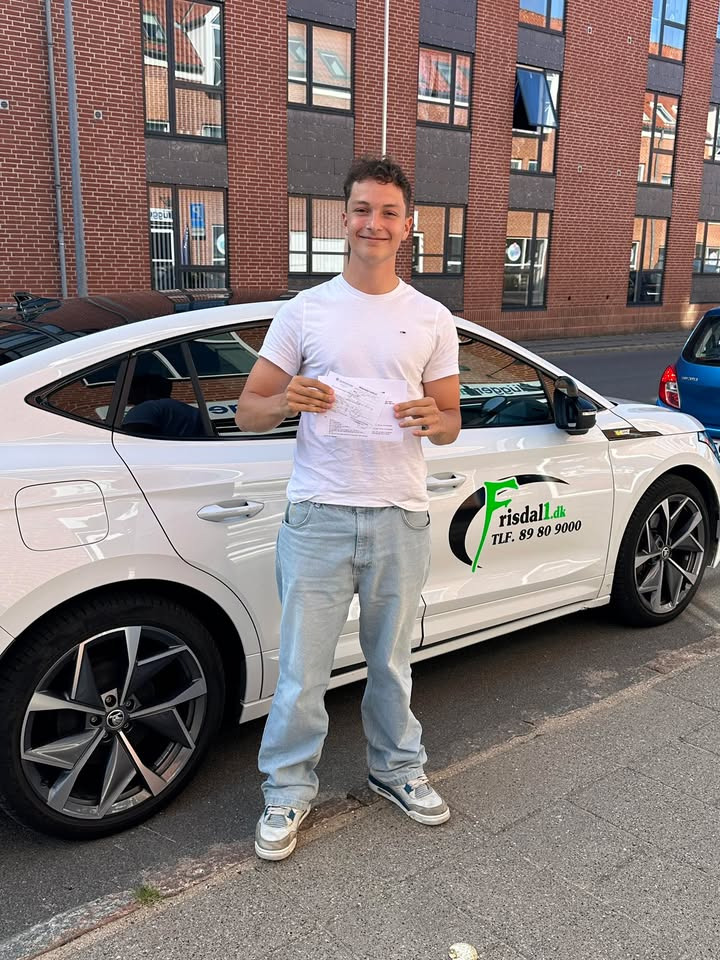 Frisdal Køreskole I/S fejrer Julius Sørensen for at bestå køreprøven i første forsøg inden sommerferien slutter