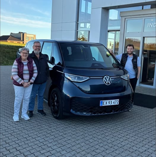Autocentralen Viborg afleverer ID. Buzz Style 4MOTION til Nanna og Kris