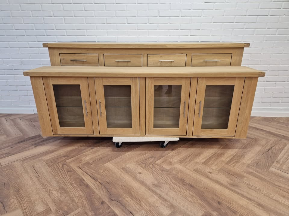 Hovelind Møbler tilbyder velholdt Provence skænk og hængevitrine i massivt egetræ