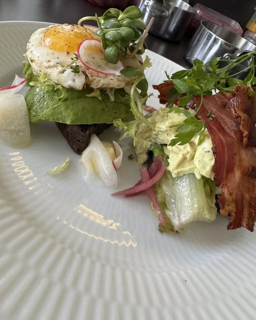 Østergade 1 byder på smørrebrød og frokostmenu samt få ledige pladser til aften