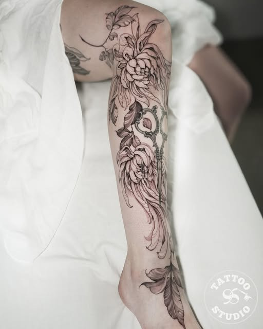 Tattoo Studio 96 fremhæver Lauras botaniske kunstværker til skræddersyede tatoveringer