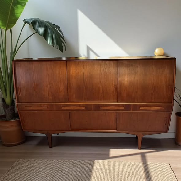 By Duddie præsenterer teak skænke i klassisk design