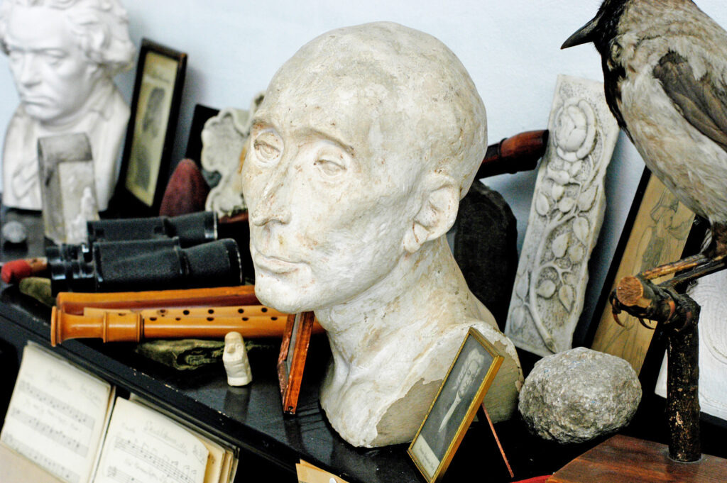 Oplev Henry Heerups kunstneriske verden gennem fundne genstande