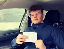 Lets Drive ønsker Oscar tillykke med kørekortet i silende regn