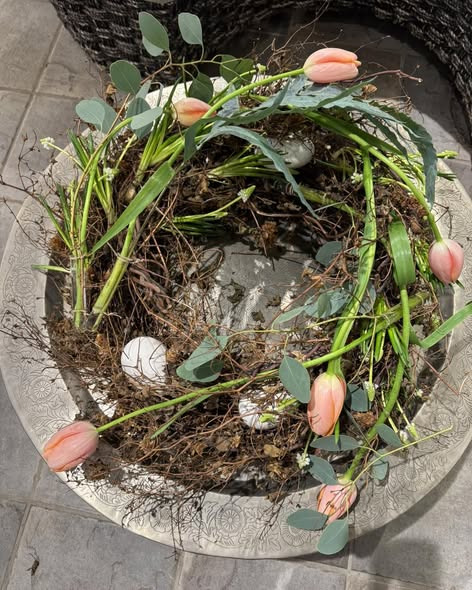 Fynbogården Blomster ApS præsenterer krans med franske tulipaner og perlehyasinter