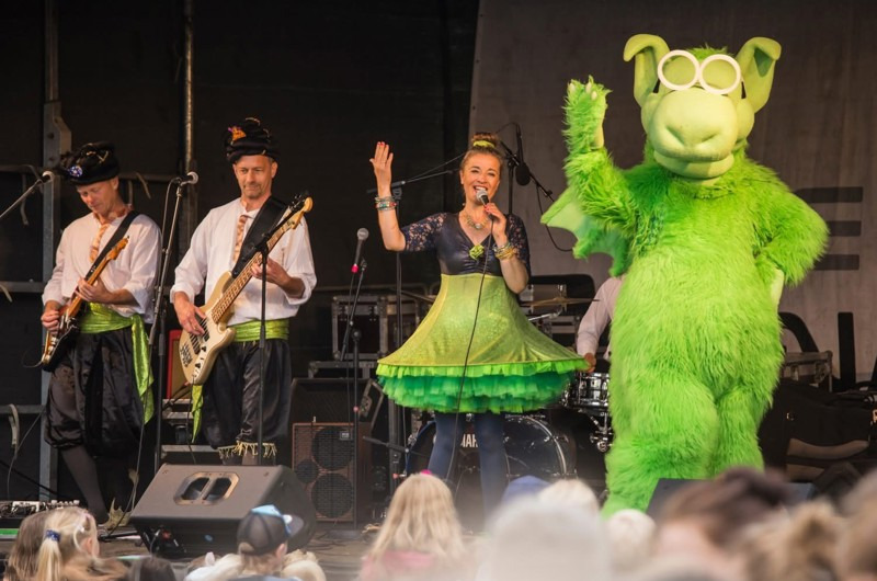 Sommerkoncert, opera og performance skaber festlig dag for hele familien i Karrebæksminde
