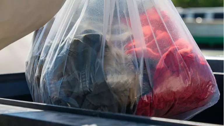 Nu kan du aflevere slidte tekstiler på genbrugspladsen