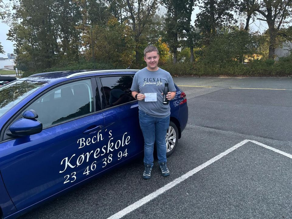 Bech's Køreskole ønsker Jeppe tillykke med kørekortet og inviterer til nyt hold i november