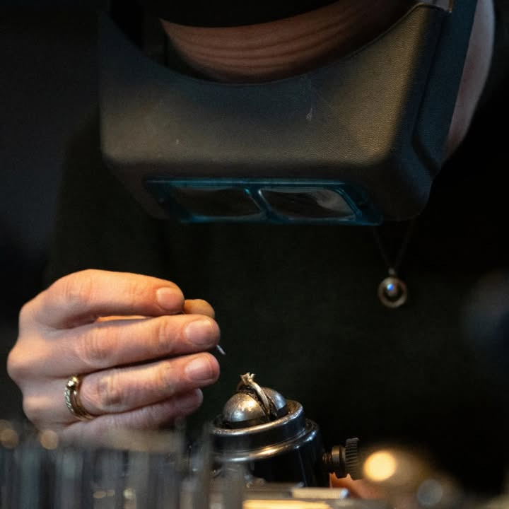 Guldsmed Ø: Opfindsomhed og ærlig vejledning i skønne smykker nær Skive havn