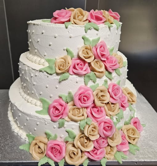 Løgstørvejens Bageri laver smuk bryllupskage til nygifte