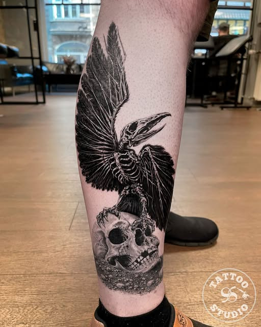 Tattoo Studio 96 Aalborg præsenterer Black & Grey-tatovering med ravn og kranium af Alexy