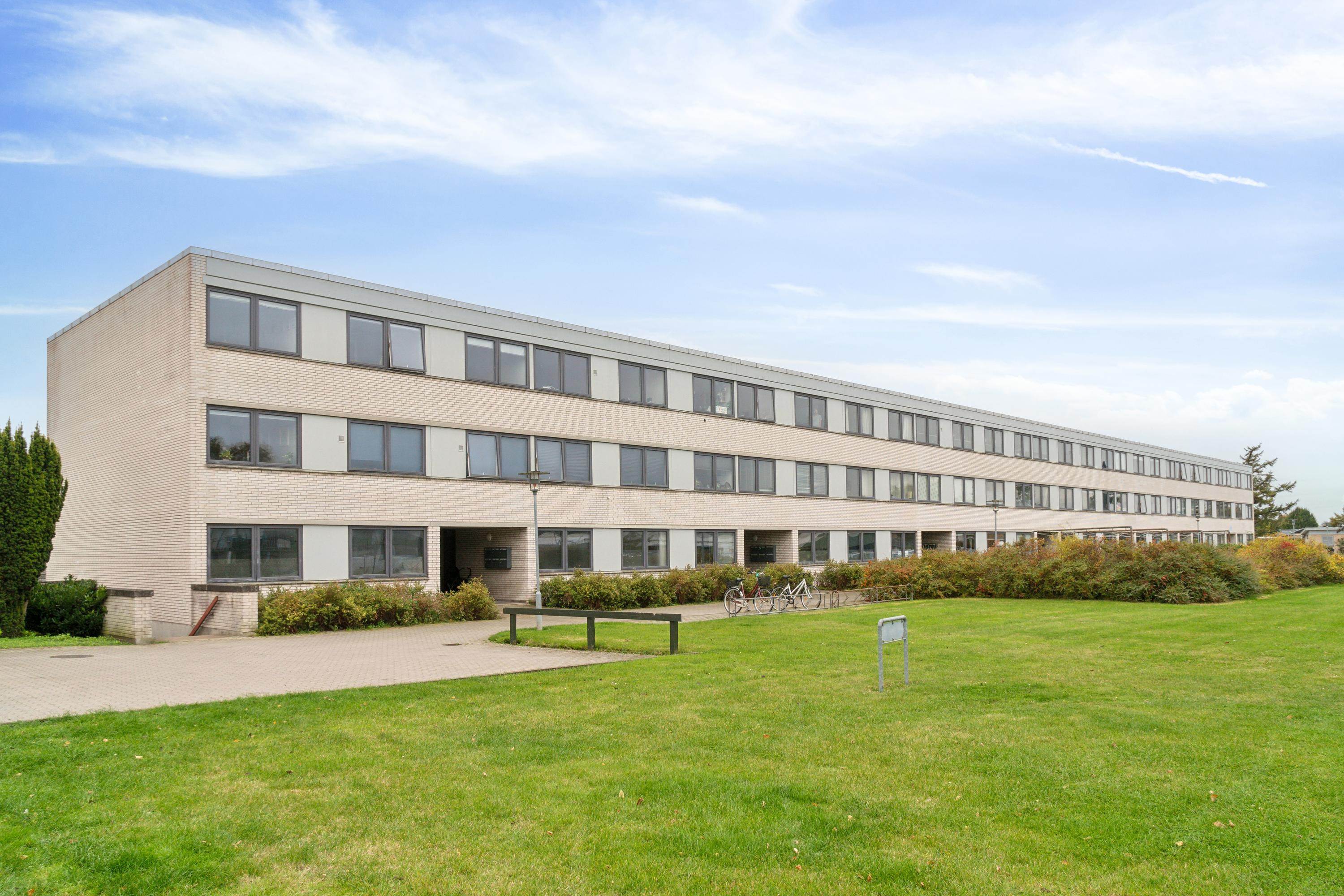 Flot 2-værelses lejlighed med to altaner – perfekt til unge mennesker