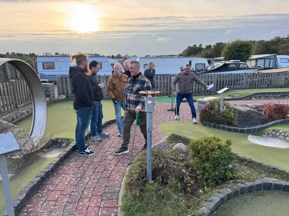 KB METAL ApS afholder festlig sensommerdag med minigolf og pokaluddeling