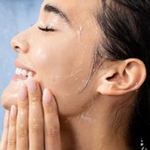 Top Clinic fremhæver populært renseprodukt til hudpleje og akne-behandling